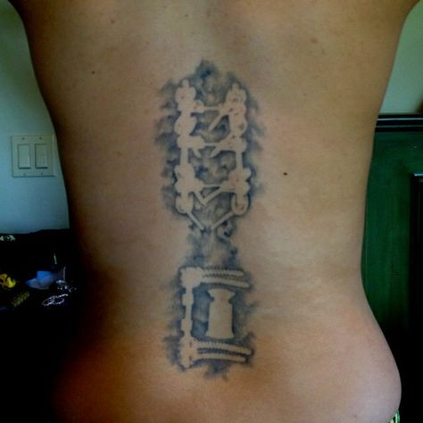 This person got their post op fusion x-ray tattooed on their back. Cool. Ray Tattoo, Upper Back Tattoos, Army Tattoos, Spinal Fusion, Spine Tattoo, Spine Tattoos, Back Tattoos, Body Modifications, Skin Art