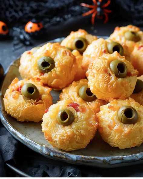 Plate of cheese olive balls resembling eyeballs, perfect for Halloween themed Italian food and appetizers. Olive Balls, Halloween Dinner Party Food, Halloween Themed Appetizers, Pizza Party Themes, Halloween Cheese, Halloween Party Appetizers, Foods Ideas, Halloween Food Appetizers, Halloween Foods