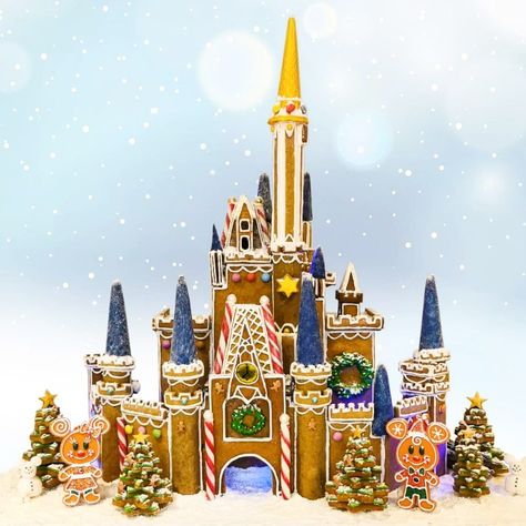 Gingerbread Disney Castle, Disney Castle Gingerbread House, Disney Gingerbread House Ideas, Castle Gingerbread House, Mickey And Minnie Gingerbread, Creative Gingerbread House Ideas, Disney Gingerbread House, Creative Gingerbread House, Minnie Gingerbread