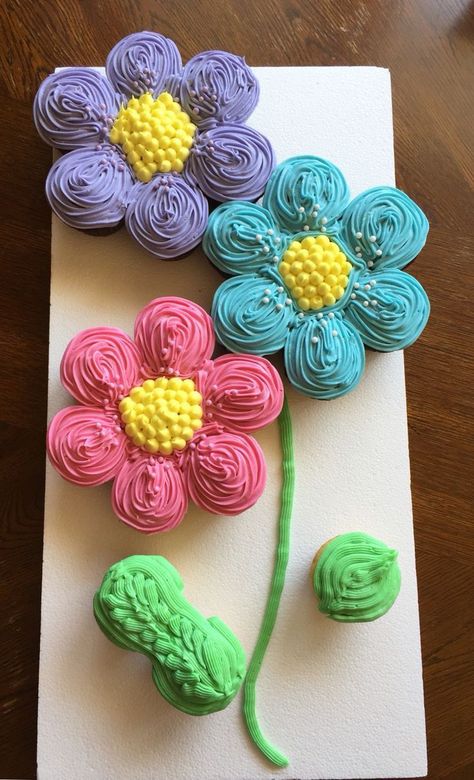 Cupcake Pull Apart, Flower Cupcake Cake, Cupcakes Flores, Pull Apart Cupcake Cake, Pull Apart Cake, Cake Pulls, Cupcake Pictures, Pull Apart Cupcakes, Cupcake Cake Designs