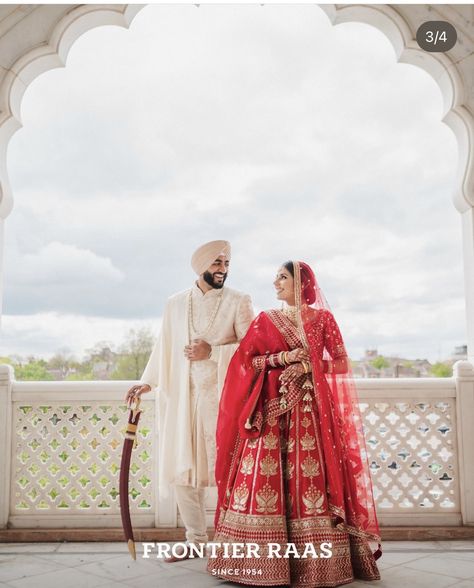 Gurdwara Wedding, Sikh Wedding Photography, Bride Photos Poses, Bride Photos, Wedding Photoshoot Poses, Photos Poses, Wedding Couple Poses, Sikh Wedding, Bride Photo