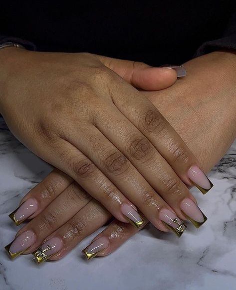 Gold Chrome Nails By Skin Tone Range, Hold Chrome Nails, Short Nail Gold Designs, Gold Crome Nails French, Short Gold Chrome Nails, Birthday Nails With Gems, 3d Gold Chrome Nails, Silver And Gold Chrome Nails, Gold Nails Black Women