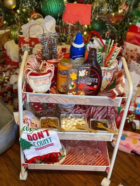 Christmas Movie Night Set Up, Christmas Theme Sleepover Ideas, Christmas Slumber Party Ideas For Teens, Christmas Party Teens Aesthetic, Outdoor Christmas Movie Night, Christmas Party Sleepover, Kids Christmas Movie Night, Christmas Movie Night Aesthetic, Christmas Sleepover Ideas For Teens