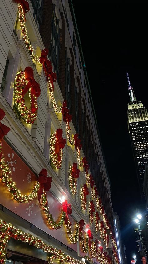 New York Christmas Decorations, American Christmas Aesthetic, Christmas Aesthetic New York, New York City Christmas Aesthetic, Christmas Nyc Aesthetic, Christmas In Nyc Aesthetic, Nyc At Christmas Time, Nyc Christmas Aesthetic, Christmas In New York City Aesthetic