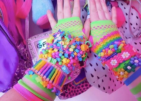 oooo i wanna learn how to make kandi Harajuku Decora, Pulseras Kandi, Kandi Inspo, Diy Kandi Bracelets, Diy Kandi, Kandi Kid, Kandi Ideas, Scene Core, Kandi Patterns