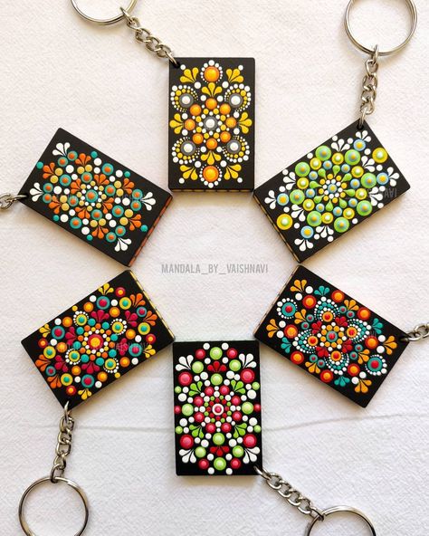 Mdf Keychain, Mandala Keychain, Mandala Effect, Diy Jewelry Videos, Diy Necklace Patterns, Mandala Jewelry, Mandala Doodle, Hand Painted Glasses, Mandala Canvas