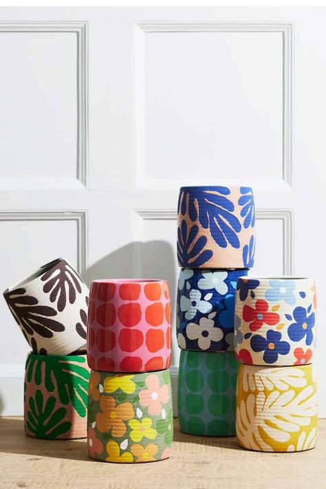 Looking to add a pop of color to your outdoor space? Check out these 10 beautiful garden pottery painting ideas! From vibrant floral designs to intricate patterns, these DIY projects will bring life to your garden. Get inspired to create your own masterpiece with these stunning garden pottery painting ideas. Plain Kitchen, Painted Pots Diy, Painted Plant Pots, Tanah Liat, Keramik Design, Garden Pottery, Pottery Crafts, Diy Pottery, Ceramics Ideas Pottery