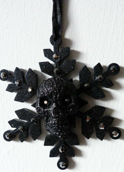 Navidad Dark, Edgy Christmas, Haunted Christmas, Skull Christmas Tree, Weird Christmas, Merry Creepmas, Gothic Chandelier, Krampus Christmas, Black Christmas Decorations