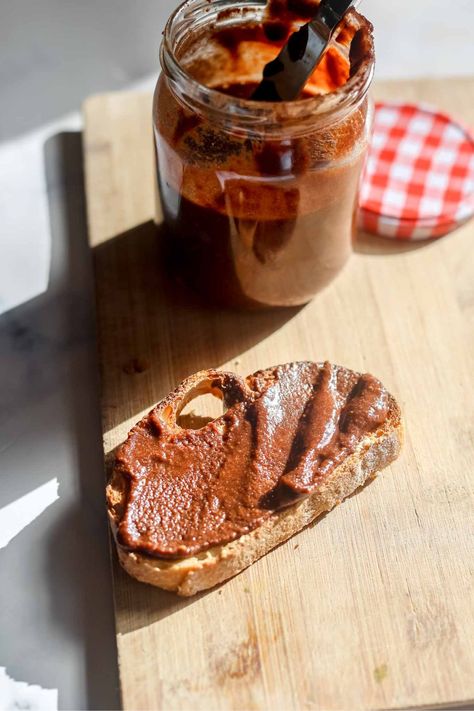 This healthy wholefoods version of the classic chocolate spread is just as delicious but much less processed! Only 4 ingredients & 30 minutes. Glow Diaries, Nutella Vegan, Healthy Nutella, Quick Pickled Red Onions, Vegan Nutella, Homemade Nutella, Hazelnut Butter, Vegan Sour Cream, Vegan Pesto