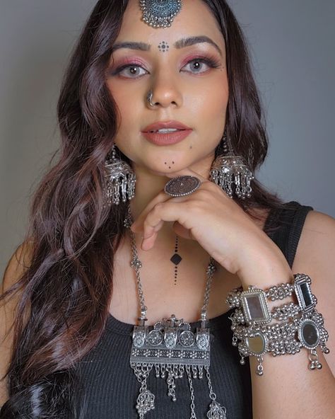 Who Wants More Navratri Looks? . . . . . . . [Navratri Ready, Navratri Makeup Look, Navratri 2024, Garva Ready] #navratrilook #navratrifestival #navratrispecial #navratri2024 #garbalook #garbamakeup #navratrimakeuplook Navratri Makeup Look, Navratri Makeup, Navratri 2024, Makeup, Quick Saves, Make Up