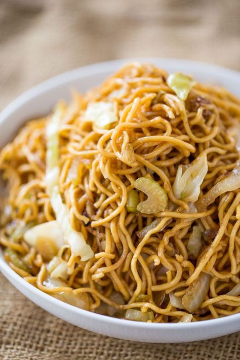 Panda Express Chow Mein that tastes exactly like you're sitting down at the restaurant eating your combo plate except half the oil and it just takes a few minutes to make! Panda Express Recipes, Vegetarian Oyster Sauce, Cooking Chinese Food, Chow Mein Recipe, Salad Pasta, Panda Express, Chow Mein, Food Shows, Noodle Recipes