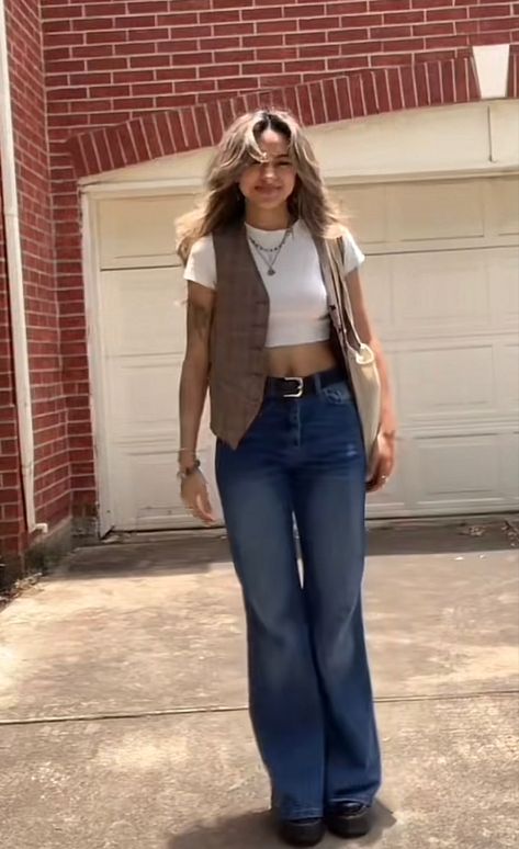 70s Style Inspo Women, 90s Julia Roberts Outfits, 60s Denim Fashion, Flare Jeans Boho Outfit, 90s Vintage Flare Jeans Outfit, Spring Outfits 70s Style, 70s Tv Shows Outfits, Fashion Inspo Outfits 70s, Leather Jacket 70s Outfit