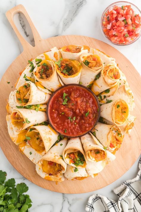 This Blooming Quesadilla Ring features chicken quesadillas rolled into cones and layered with shredded cheese for a super cheesy, easy party appetizer that's guaranteed to impress. Serve with salsa or your favorite dipping sauce. Blooming Quesadilla Ring, Blooming Quesadilla, Quesadilla Ring, Party Appetizer Ideas, Best Party Appetizers, Chicken Wontons, Taco Mix, Popper Dip, Hot Cheese