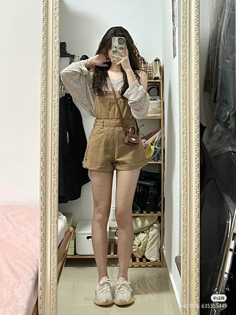 Mall Outfit Ideas Casual Korean, Overalls Outfit Korean Style, Asian Fits Aesthetic, Korean Fashion Overalls, Douyin Overalls, First Date Outfit Korean, Short Overalls Outfit Summer Aesthetic, Date Outfit Korean Style, Cute Asian Outfits Korean Style Casual