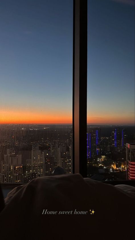 Chicago High Rise Apartment Aesthetic, Dream House Aesthetic, Nyc Penthouse, Night Window, City View Apartment, Aesthetic Apartment, Apartment View, Japan Aesthetic, New York Apartment