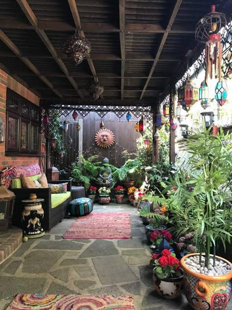 Hippie Backyard, Bohemian Plants, Bohemian Porch, Color Palette Boho, Bohemian Color Palette, Bohemian Style Interior Design, Boho Color Palette, Outdoor Shower Ideas, Bohemian Backyard