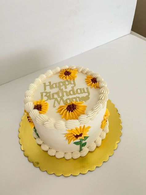 Mothers Day Cake Aesthetic, Cakes For Moms, Birthday Cake Sunflower, Sunflower Cake Birthday, Sunflower Cake Ideas, Sunflower Cake Design, Sunflower Birthday Cakes, Flower Cake Design, Sunflower Cake