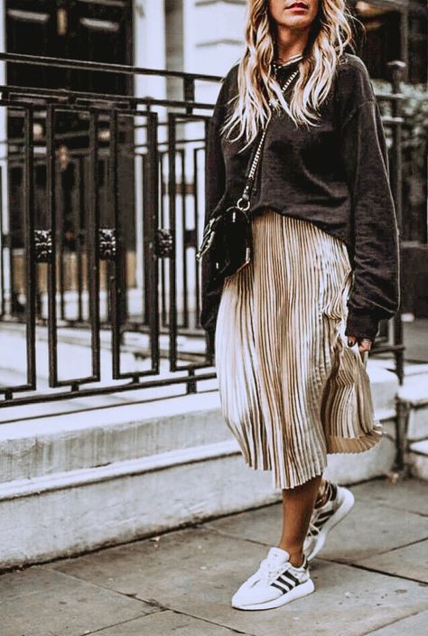 Rok Outfit, Womens Black Sweater, Pleated Skirt Outfit, Skirt Diy, Street Style Fall Outfits, Skirt And Sneakers, Fall Inspiration, Looks Street Style, Fall Street Style