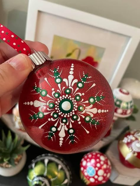 Mandala Dot Painting Christmas Ornaments, Mandala Christmas Ornaments Diy, Dotted Christmas Ornaments, Dot Mandala Christmas Ornaments, Dot Painted Ornaments, Dot Art Christmas Ornaments, Dot Art Ornaments, Dot Painted Christmas Ornaments, Handpainted Christmas Ornament