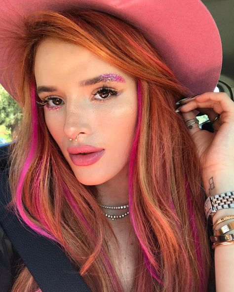 449.6k Likes, 2,635 Comments - BELLA (@bellathorne) on Instagram: “Fresh faced with a bit of glitter 🌈☺️” Pink Highlights In Copper Hair, Red Hair With Pink Highlights, Bella Thorne Hair, Looks Kylie Jenner, Lavender Hair, Salon Ideas, Short Hair Color, Hair Color Blue, Bella Thorne