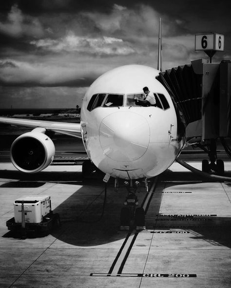 Cleaning the windows - - #hawaiianairlines #captain #pilot #pilotlife #travel #travelphotography #traveler #blackandwhitephotography #instagood #instatraveling #vsco #vscodaily #beautifuldestinations #flight #aviators #aviationphotography #airport #hawaii #airplane #summer Airplane Wallpaper, Airplane Photography, Boeing Aircraft, Passenger Aircraft, Heat Energy, Private Plane, Aircraft Photos, Recruitment Agencies, Commercial Aircraft