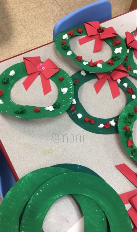 Paper Plate Wreath Craft, Wreath Art Projects For Kids, Wreath Crafts Preschool, Kwanza Crafts Preschool, Christmas Wreath Preschool, Christmas Crafts Paper Plates, Wreath Preschool Craft, Christmas Crafts Prek, Wreath Crafts For Kids