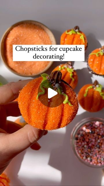 Alex LaRosa on Instagram: "Sparkling Pumpkins ✨

✨I never thought I’d use a chopstick while decorating cupcakes but here we are!

✨after covering your cupcake in sparkling sugar use a chopstick to gently press the pumpkin lines into it

✨try to press the other ones in a curve to show the dimension of the pumpkin 

✨the star is the show here is really the sparkling sanding sugar from @riverroadsprinkleco 

Supplies @nycake
Piping tips @wiltoncakes 
Colors @colour.mill 
Design inspiration @patentlysweet 

.
.
.
.
.
#alexlarosabakery #pumpkincupcakes #sandingsugar #halloweencupcakes #cupcakedecorating #orangecupcakes #glittercupcakes" Thanksgiving Cupcakes, Decorating Cupcakes, Sanding Sugar, Autumn Food, Pumpkin Birthday, Halloween Baking, Incredible Edibles, Cupcake Designs, Pumpkin Cupcakes