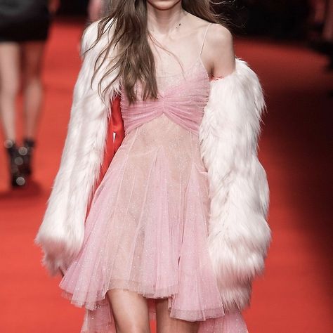 Pink Runway Outfits, White Fairy Outfit, Pink Dress Runway, Runaway Outfit, Runway Outfits, Lorenzo Serafini, Looks Street Style, Looks Chic, Stage Outfits