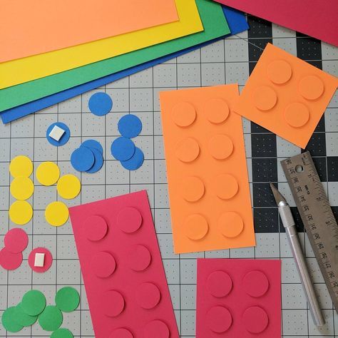 Lego Garland Diy, Lego Paper Crafts, Lego Party Ideas Decoration Diy, Lego Party Diy, Lego Vbs Decorations, Lego Balloon Garland, Diy Lego Decorations, Lego Bulletin Board, Paper Bricks