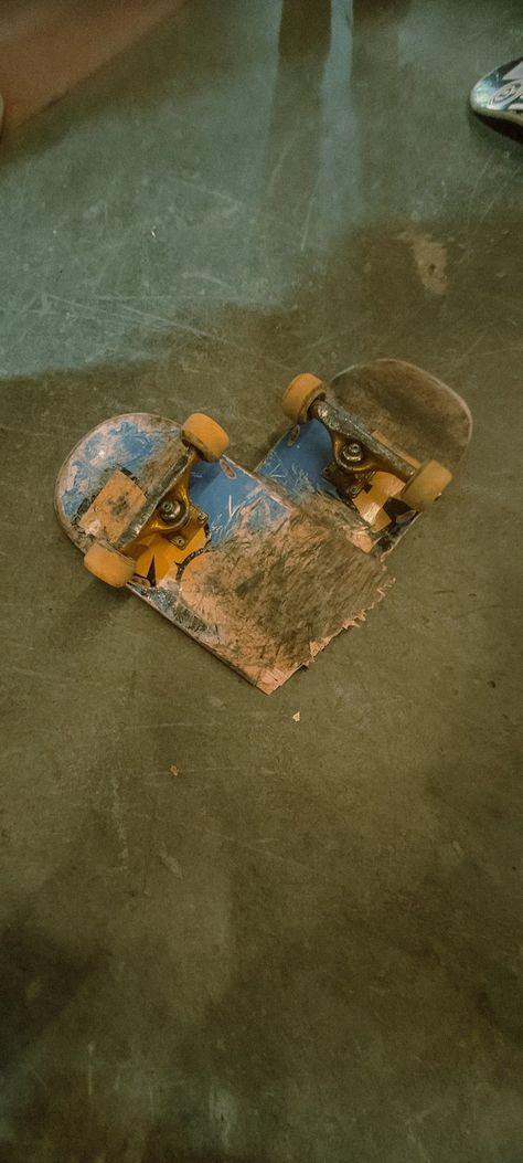 Skate love Skateboard Profile Picture, Grunge Skater Aesthetic Wallpaper, Skater Wallpaper Iphone, Skater Boy Aesthetic Wallpaper, Skate Pfp, Arda Core, Skater Astethic, Skater Aesthetic Wallpaper, Skateboarding Wallpaper