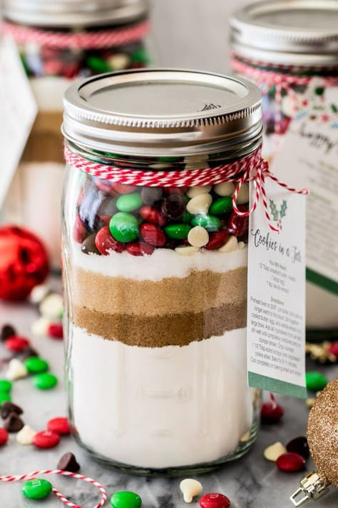 PIN: How to make an adorable homemade gift for friends and family! This cookie mix in a jar makes one batch of homemade cookies. Recipe includes a free printable to make cute gift tag instructions! Mason Jar Cookies Christmas, Jar Cookie Recipes, Mason Jar Cookie Recipes, Christmas M&ms, Mnm Cookies, Mason Jar Cookies Mix, Mason Jar Cookie, Cookies In A Jar, Jar Cookies