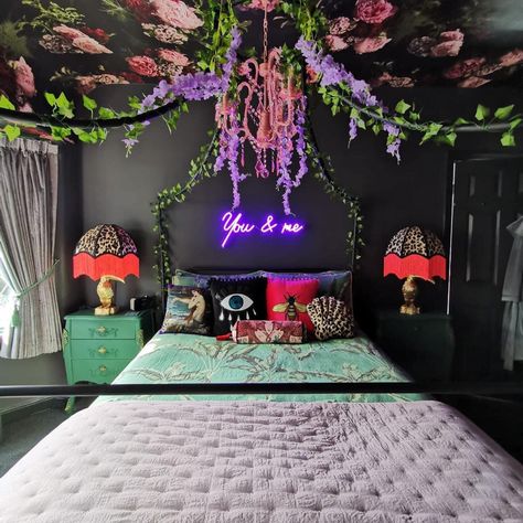 Baddie Aesthetic Bedroom Ideas, Baddie Room Decor, Black Lights Bedroom, Baddie Room, Lights Signs, Bedroom Decoration Ideas, Neon Bedroom, Black Rooms, Maximalist Interior