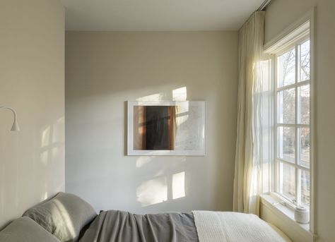 Ask the Expert: The Dorm-to-First-Apartment Transition - Remodelista Tubs Ideas, Bedroom Design Luxury, Dorm Room Furniture, Classic Bathroom Design, Luxury Tub, Cheap Curtains, Kids Curtains, Trendy Bedroom, Commercial Interior Design