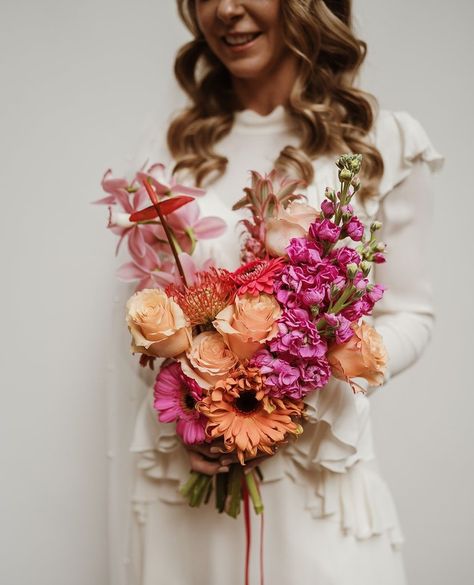 //FEEL THOSE SUMMER VIBES//⁠ ⁠ How gorgeous is this stunning pink and orange modern wedding inspiration. From vibrant decor to elegant floral arrangements and all the bits in between, this is a wedding style that will leave you speechless. Get ready to be inspired to plan the wedding of your dreams! 💖🧡⁠ ⁠ //⁠ ⁠ Dreamy suppliers:⁠ ⁠ Wedding Newspaper: Me AKA @photopressuk⁠ Concept, Planner and Florals: @dreamuponabloom⁠ Photographer: @kate.ventress.weddings⁠ Venue: @armadahousebristol⁠ Content... Purple Orange Wedding, Orange Purple Wedding, Orange Wedding Decorations, Green Floral Wedding, Orange Weddings, Elegant Floral Arrangements, Vibrant Decor, Wedding Newspaper, Secondary Colors