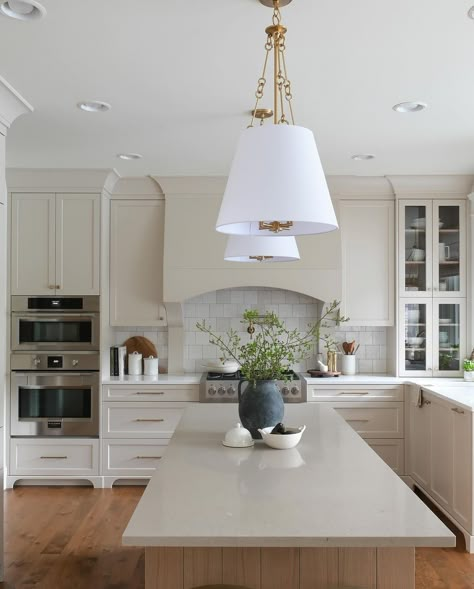 White And Granite Kitchen, Waterfall Island Kitchen, Decorate Kitchen, Renovation Kitchen, Open Plan Kitchen Living Room, 2024 Color, Kitchen Inspiration Design, Kitchen Cabinet Design, Range Hood