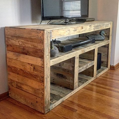 Pallet tv stand Tv Stand Out Of Pallets, Pallet Furniture Tv Stand, Build A Tv Stand, Tv Stand Plans, Pallet Deck Diy, Pallet Tv, Pallet Tv Stand, Pallet Tv Stands, Diy Entertainment