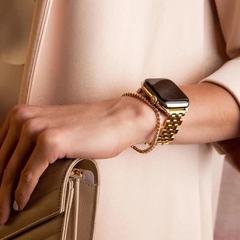 Best Gold Apple Watch Bands to Dress Up Your Outfits Good Apple Watch Band, Chic Apple Watch Band, Rose Gold Apple Watch Band Ideas, Classy Apple Watch, Apple Watch Stack, Apple Watch Outfit, Watch Stack, Apple Watch Gold, Elegant Apple Watch