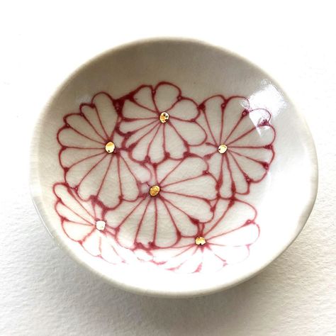 Julie Spako on Instagram: “Catch all- cone 10 porcelain with Kuan crackle glaze and 22k gold luster” Opulence Glaze, Cracked Glaze Ceramics, Pottery With Gold Cracks, Gold Lustre Ceramics, Ceramics With Gold Luster, Gold Ceramic Glaze, Glaze On Speckled Clay, Gold Luster Ceramics, Crackle Glaze