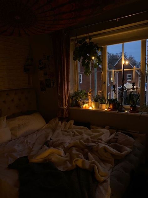 Sitting In Room Aesthetic, Cozy Rainy Bedroom Aesthetic, Cozy Bedroom Aesthetic Rainy Day, Autumn Aesthetic Rooms, Autumn Aesthetic Room Ideas, Sleepy Room Aesthetic, Comfy Room Aesthetic Vintage, Cold Room Aesthetic, Cozy Room Aesthetic Dark Comfy