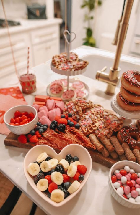 SMPLE AND AFFORDABLE WAYS TO MAKE VALENTINE'S DAY SPECIAL FOR THE ENTIRE FAMILY Valentines Day Dinner Ideas Families, Yummy Waffles, Galentines Day Ideas, Valentines Brunch, Cozy Brunch, Valentines Birthday Party, Valentines Breakfast, Cooking Gifts, Brunch Decor