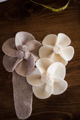 Strawberry Chic: Tutorial: Felt Flower Pillow Felt Flower Pillow, Felt Flowers Patterns, Baby Mobil, Felt Flowers Diy, Fleurs Diy, Burlap Flowers, Felt Patterns, Fabric Flowers Diy, Flower Pillow