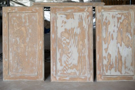 Painting Kitchen Cabinets White, Painting Oak Cabinets, Cabinet Painting, Using A Paint Sprayer, Oak Kitchen Cabinets, Decorating Diy, Wood Grain Texture, New Kitchen Cabinets, Kitchen Cabinets Makeover