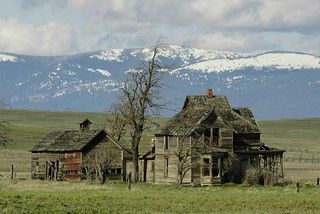 Abandon Mansions, Creepy Old Houses, Reckless Abandon, Old Abandoned Buildings, Abandoned Homes, Abandoned Property, Old Abandoned Houses, Abandoned Things, Abandoned Castles