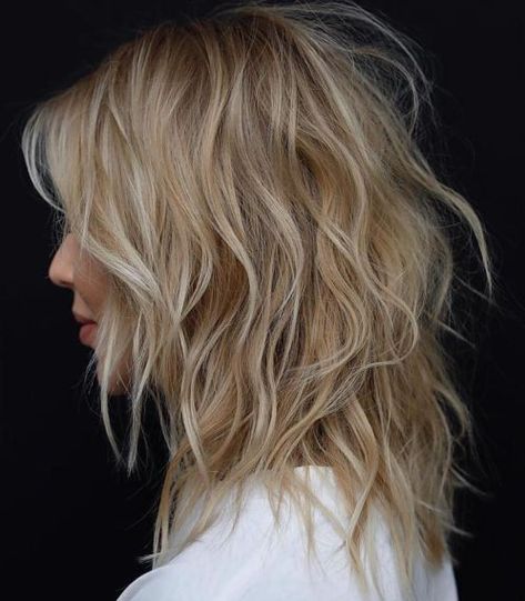 Medium Wavy Bronde Shag Medium Shaggy Hairstyles, Modern Shag Haircut, Medium Shag Haircuts, Classic Haircut, Shaggy Haircuts, Natural Wavy Hair, Shag Hairstyles, Shag Haircut, Medium Hair Cuts