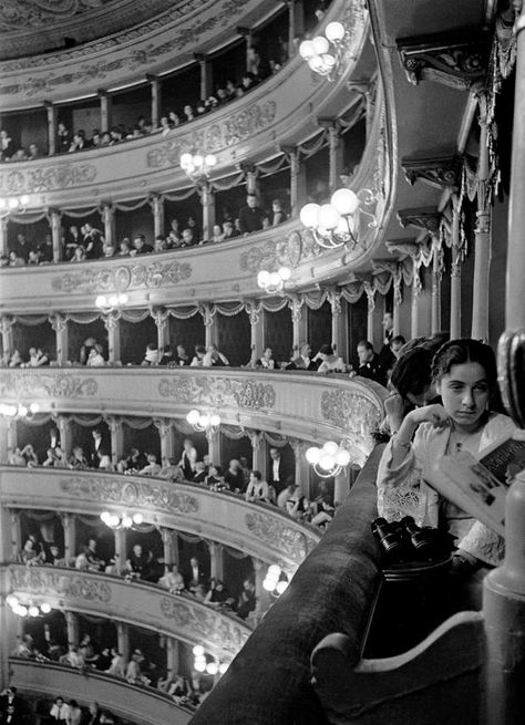 Alfred Eisenstaedt - Legendary Life magazine photographer Alfred Eisenstaedt Alfred Eisenstaedt, A Night At The Opera, Foto Art, Life Pictures, Black White Photos, Picture Collection, White Photo, Life Magazine, Vintage Photographs