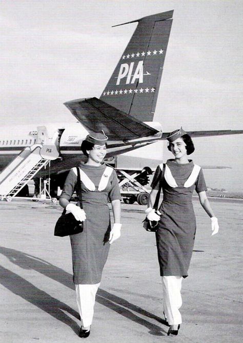 This photograph shows air-hostesses of Pakistani airline, PIA, on the runway of the Karachi airport in 1965. Pakistan did not have a national airline until 1955. In 1955, Orient Airways, a private airline, was nationalised and renamed Pakistan International Airline. Pia Airlines, Purana Pakistan, Chai Pani, Vintage Pakistan, Pakistan International Airlines, Pakistani Art, Pakistan Culture, History Of Pakistan, Pakistani Culture