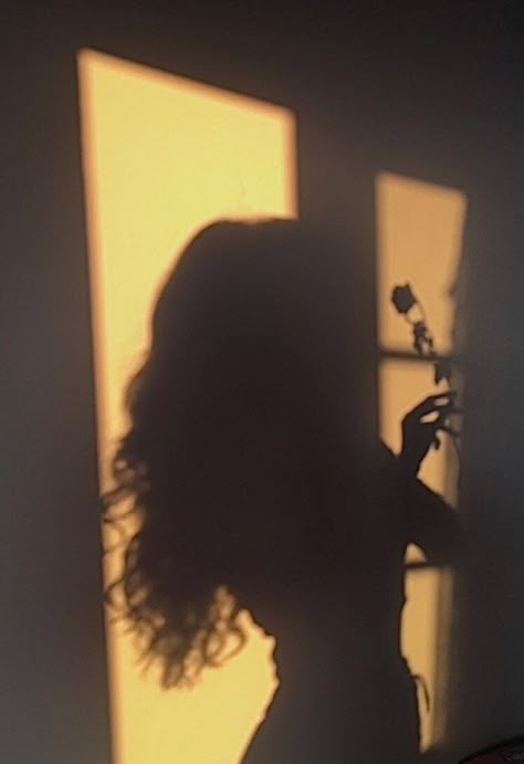 Shadow Pics, Abstract Art Images, Girl Shadow, Iphone Lockscreen Wallpaper, Shadow Photos, Girl Silhouette, Self Portrait Poses, Shadow Pictures, Shadow Art