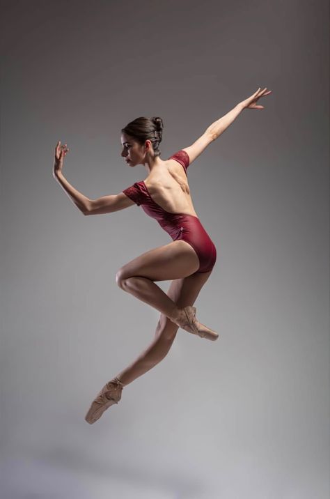 ☆ Modern Dance Poses, Ballet Photography Poses, Ballet Jumps, Jumping Poses, Dance Jumps, Dynamic Dance, Ballet Dance Photography, Dance Picture Poses, Dance Photo Shoot