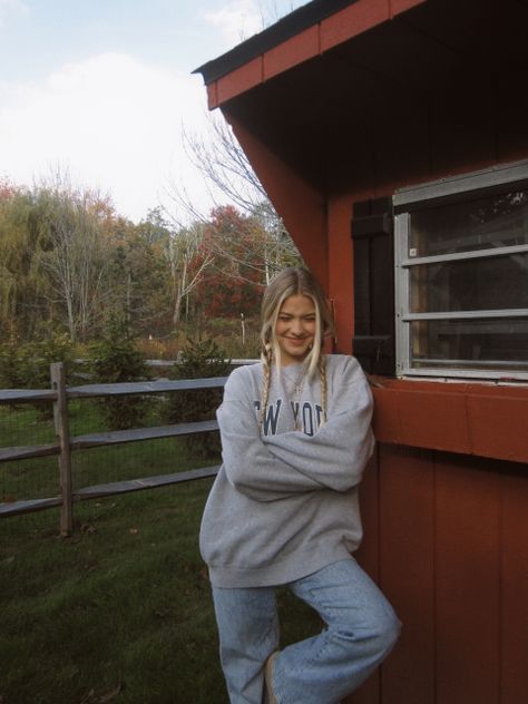 Girl next to barn in the fall Thanksgiving Outfit Ideas, What To Wear Fall, Day Outfits, Lazy Day Outfits, Lazy Day, Outfit Women, Thanksgiving Outfit, Fall Outfit, What To Wear