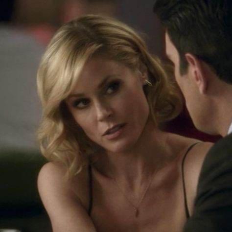 Julie Bowen Modern Family, Modern Family Phil, Phil Dunphy, Julie Bowen, Charlize Theron, Hottest Celebrities, Modern Family, Celebrity Crush, Favorite Celebrities